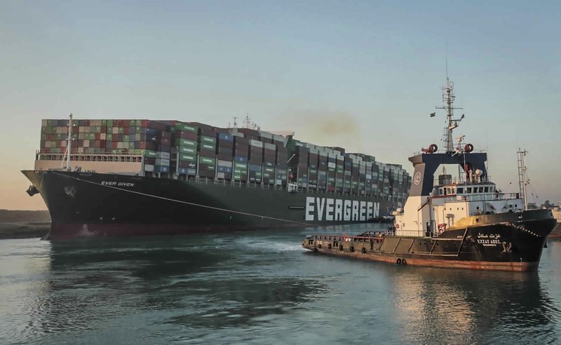 Desencallan el mega buque Evergiven en el Canal de Suez
