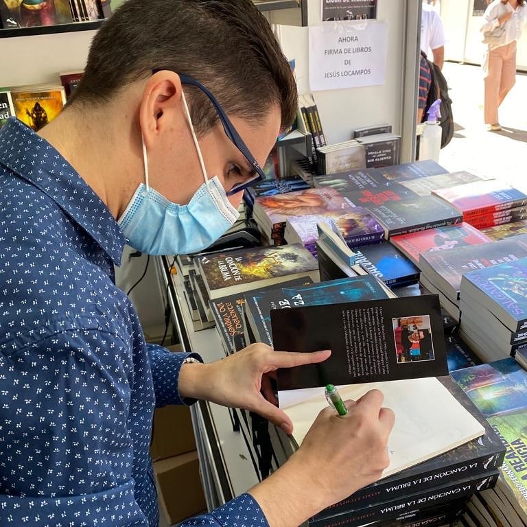 Firma de libros en la Feria del Libro de Madrid